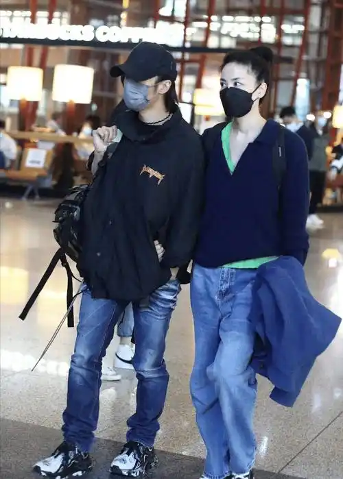 53岁王菲近照似回春,一周两次与谢霆锋牵手秀恩爱,丝毫不避人_状态