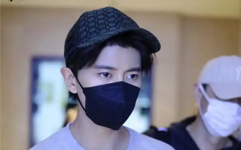 任嘉伦|周大生 上班路透!今晚19:30在淘有新鲜的超超出没!