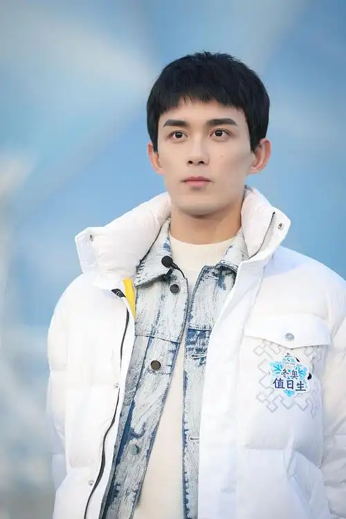 吴磊参加冬奥值日生计划学习冰壶迎冬奥 齐刘海碎发少年感十足