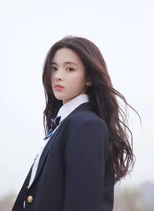 原创杨超越美出新高度白衬衣长卷发变身校园女神清纯又灵动可塑性太强