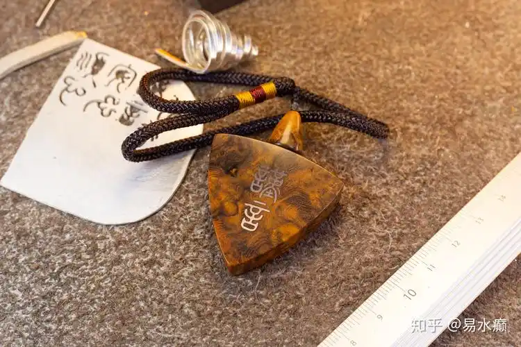 木头与银的结合,沙漠铁木嵌银,篆书"谨言慎行"