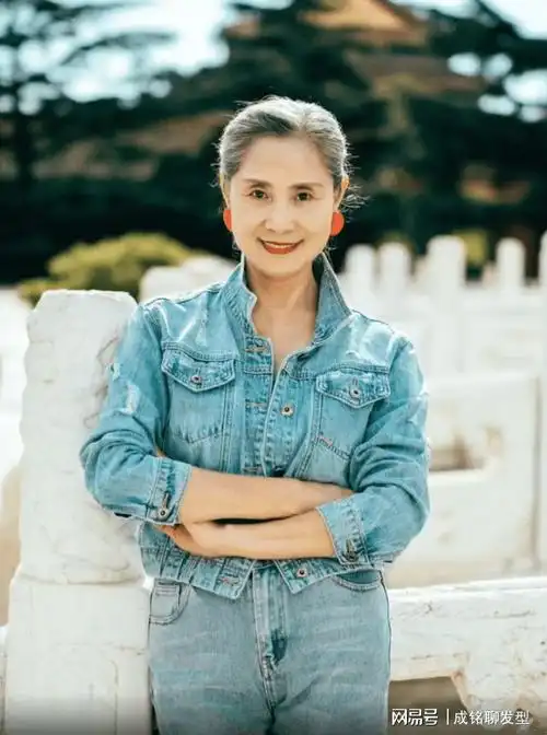 70岁奶奶凭借穿搭出圈烈焰红唇高跟鞋一样不落气质不输年轻人