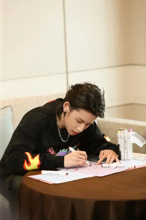 小鬼王琳凯超话《音你而来》第一站【曼谷站】抵达,音乐代号"螺丝人"