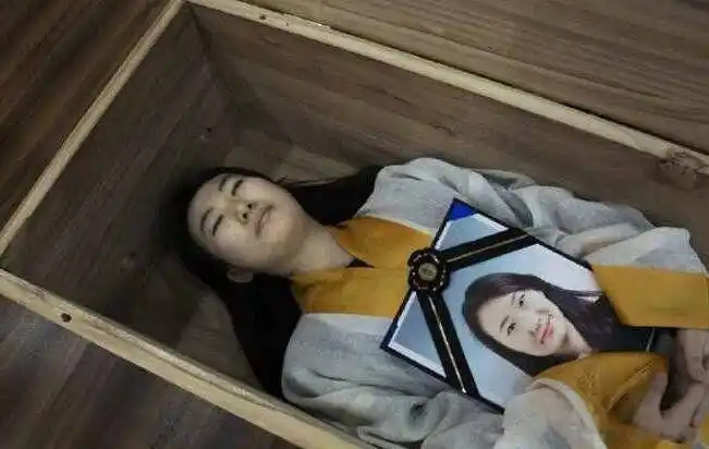 摸死去人的手不好吗人死后不能摸死人手为什么