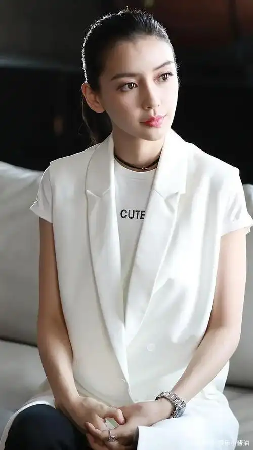 杨颖职场穿搭美图欣赏,这颜值真实存在吗?高马尾太惊艳了!