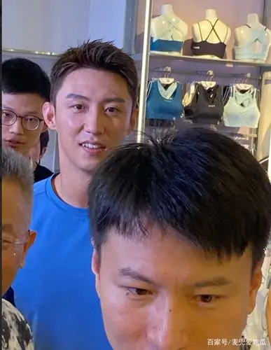 黄景瑜活动生图惹争议?皮肤暗黄法令纹明显,颜值翻车毫无少年感