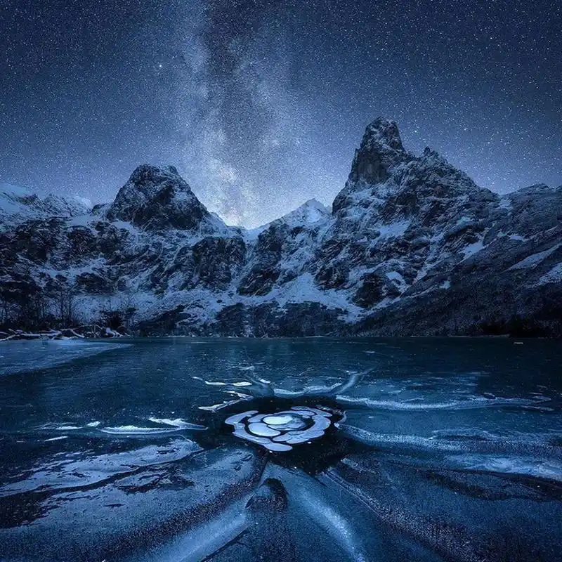 深蓝色的世界#图片分享# #旅行摄影#   (via.ins.luminar_global)