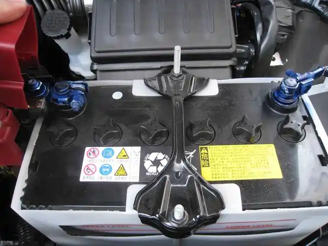 因为如果蓄电池老化,内部会出现过热的现象,冷热的变化会导致原本平整