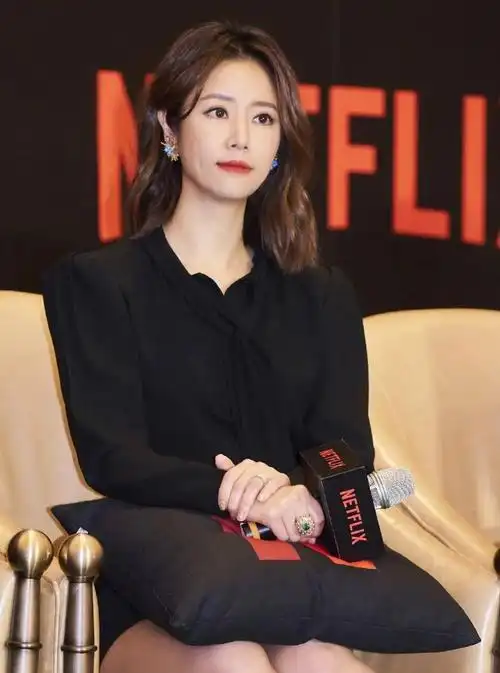 林心如上班穿着太惊艳二分裙加丝袜吸睛用抱枕挡住生怕走光