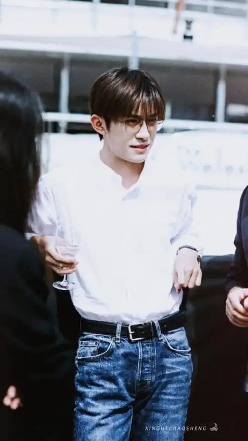 易烊千玺法国晚宴侧拍##易烊千玺戛纳生图