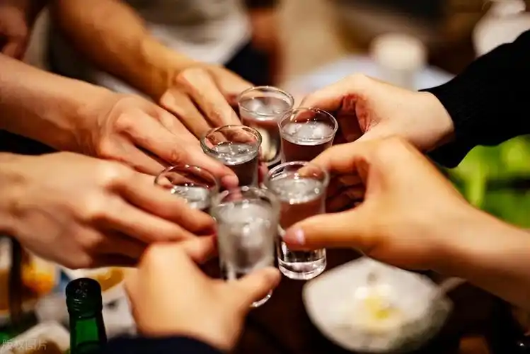在酒桌上,轮到你敬酒时,牢记2句"行话",领导听了也直夸内行