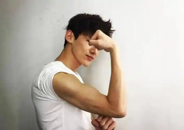 28岁白敬亭晒照炫腹肌,"倒三角"身材惹人爱,女粉表示小鹿乱撞_健身