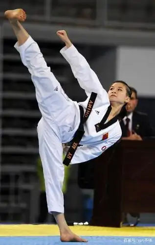 自女儿学了跆拳道,踢脚的功夫最见长进.