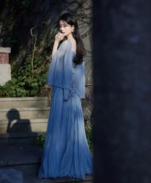 赵丽颖三套礼服造型,黑色蓝色与粉色的碰撞,造型师可以加鸡腿啦|裙子