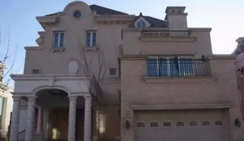 就在最近,有网友拍到易烊千玺在拍摄广告之后,回到自己在北京的别墅.