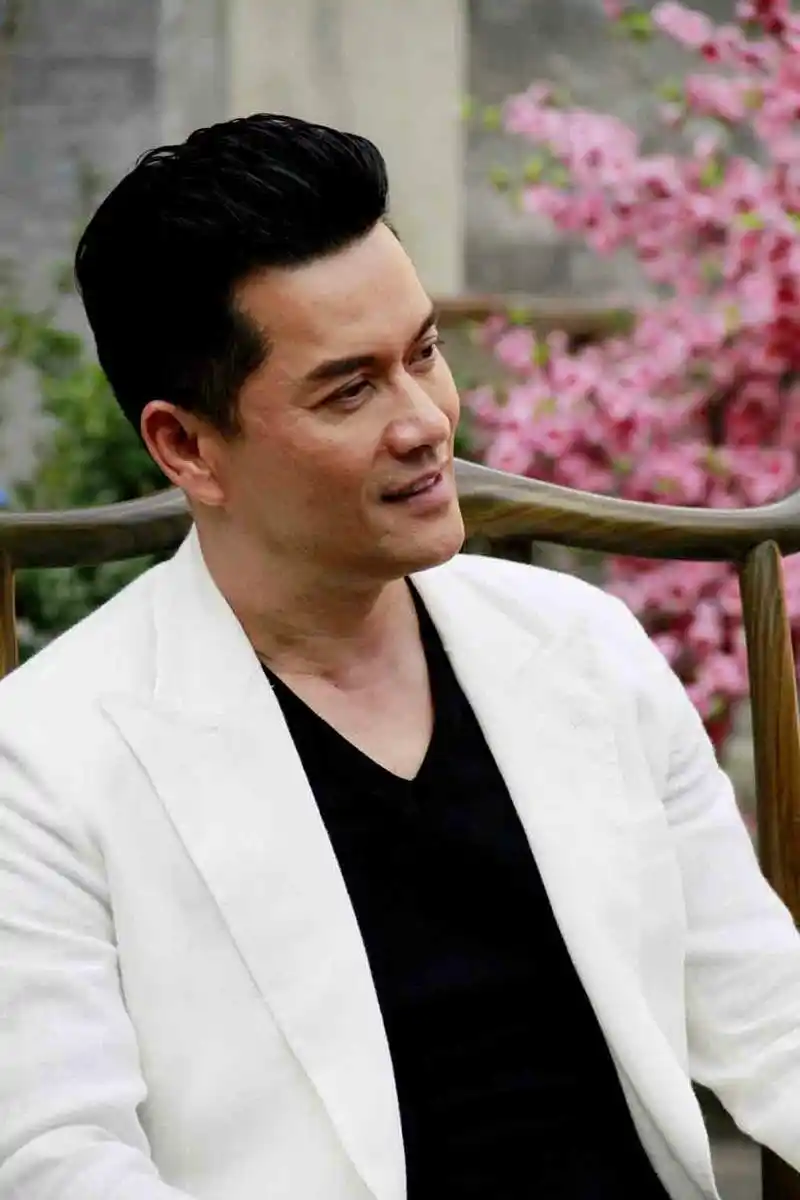 1955年12月22日生于越南,20世纪60年代从越南迁居香港,中国香港影视男