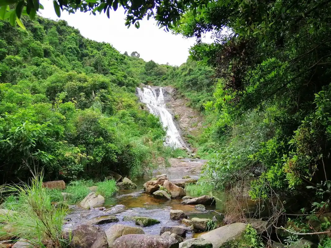 深圳坪山马峦山郊野公园瀑布一落千丈,飞珠溅玉