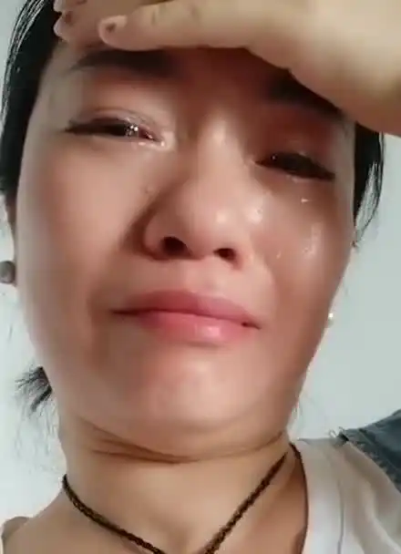 夜深人静独自流泪,这一刻我哭了很伤心,不知道该如何形容我的失落和无