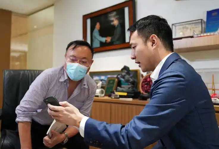 霍启文(右)接受新华社记者专访,与记者交流(5月24日摄).