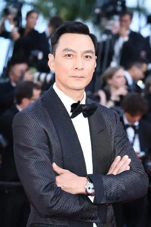 在时尚的世界里,吴彦祖以其独特的魅力和优雅的风格,成为了一个不朽的