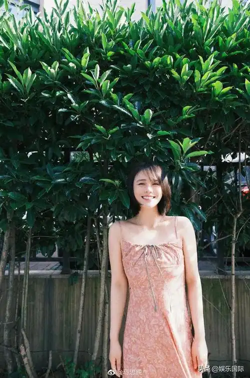 马思纯晒夏日美照穿吊带裙笑容灿烂