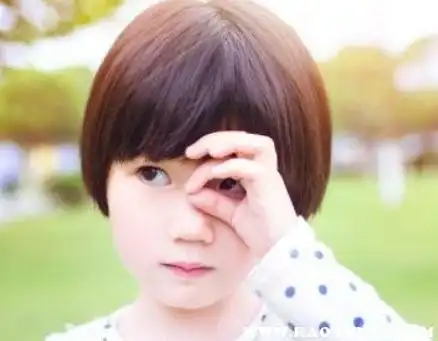 图片上这款西瓜头学生造型也很适合可爱的小女孩,发型设计比较清爽