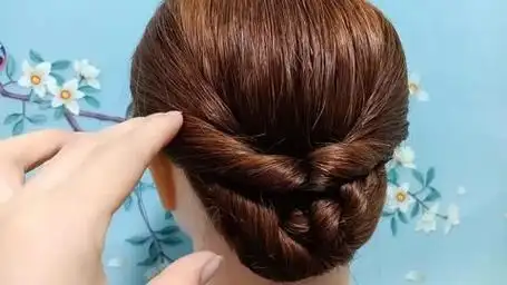 40岁左右的女人都钟爱的一款气质盘发,简单实用美出高级感