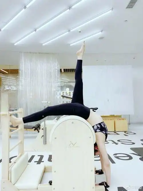 董璇罕见晒健身照 劈叉下腰身材火辣柔韧度超好