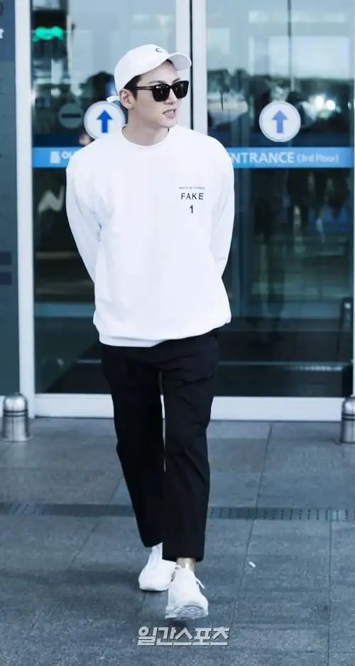 池昌旭退伍后首亮相机场 背手站立老干部范十足【组图】--韩国频道