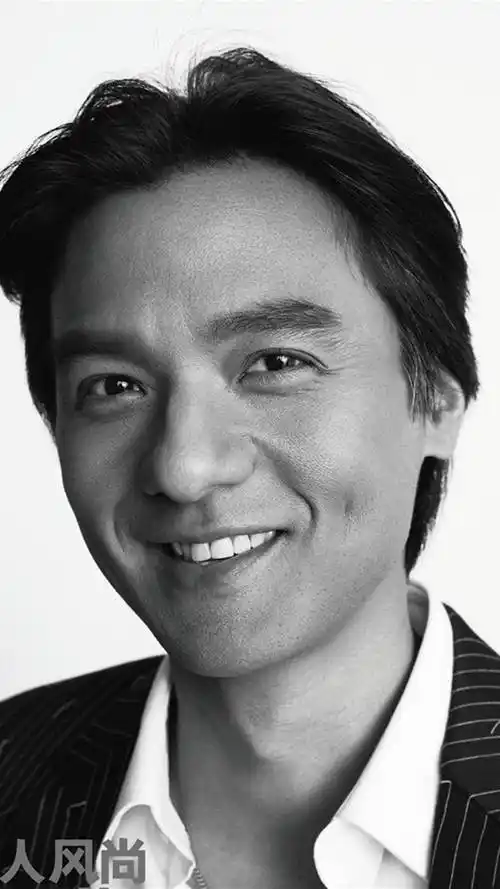 冯德伦黑白西装写真