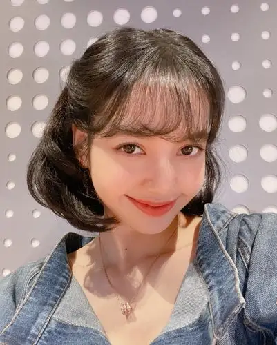 lisa秀白雪公主同款短发吐舌嘟嘴超搞怪