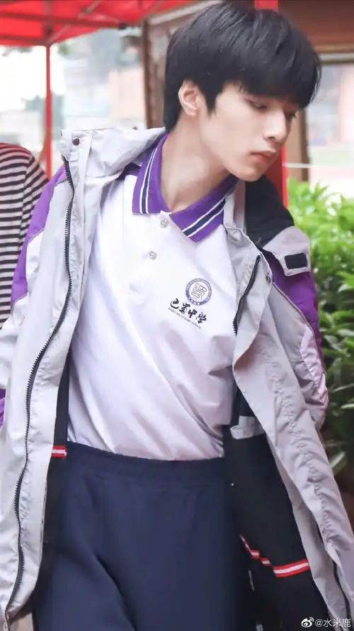 刘耀文超话92#刘耀文#不点开大图还以为是巴蜀中学校服买家秀呢主要