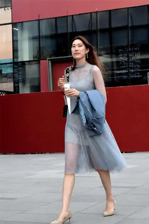 透视连衣裙搭配一双尖头细高跟,太适合春季穿搭啦!