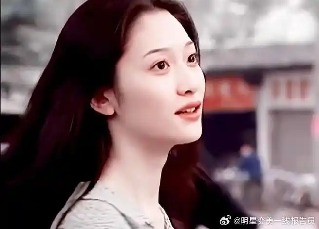 李小冉##李小冉早期旧照#近日,我们发现了一些李小冉早期的照片,这些