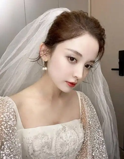 娜扎晒新剧婚纱造型对镜嘟嘴美丽又可爱