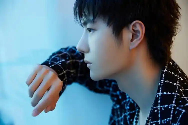 2023爱奇艺尖叫之夜#  青年演员@uniq-王一博 身着 - 抖音