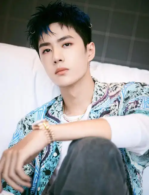 王一博水蓝色印花衬衫帅气图片写真36