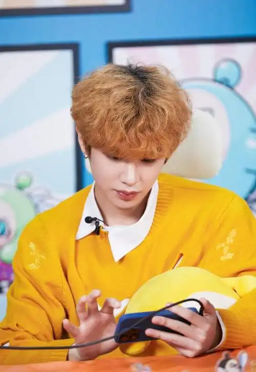 justin新闻240203黄明昊全新黄发形象亮相粉丝沸腾小黄的魅力无法挡