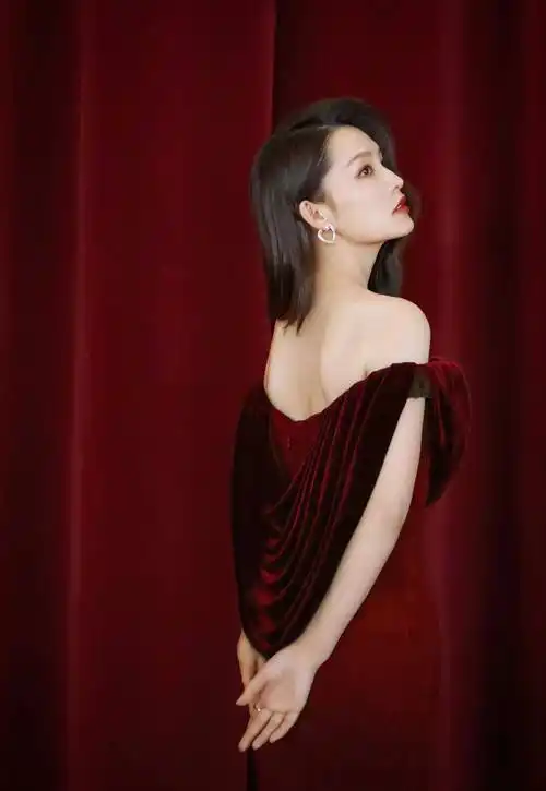 原创李沁酒红色缎面露肩紧身长裙时尚白皙