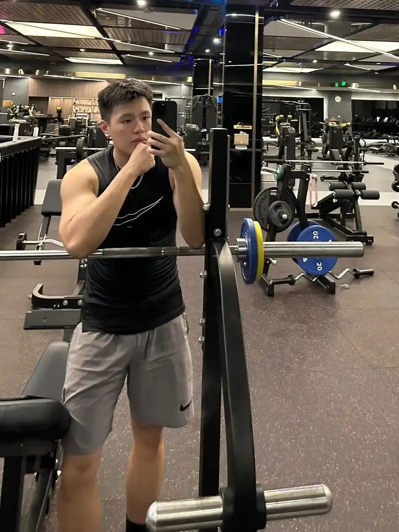 我的夜生活#健身 #180斤 #180大帅哥 - 抖音