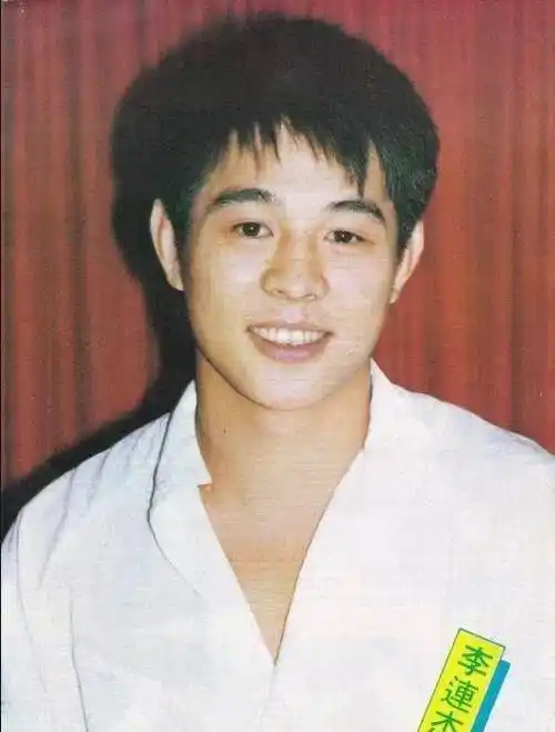 李连杰年轻时照片有网友曝出:李连杰随着年龄的增加,苍老的面貌十分