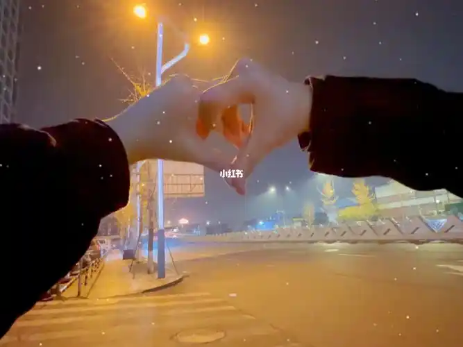 是和18岁就心动的他情侣比心视频06