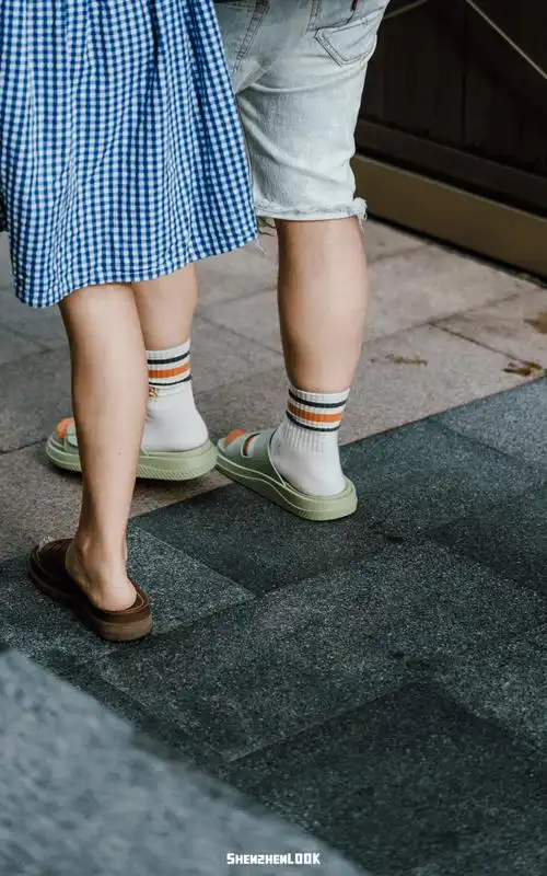 穿脚上造型也要是可爱的深圳人的拖鞋全都在拖鞋上了对卡通人物的喜爱