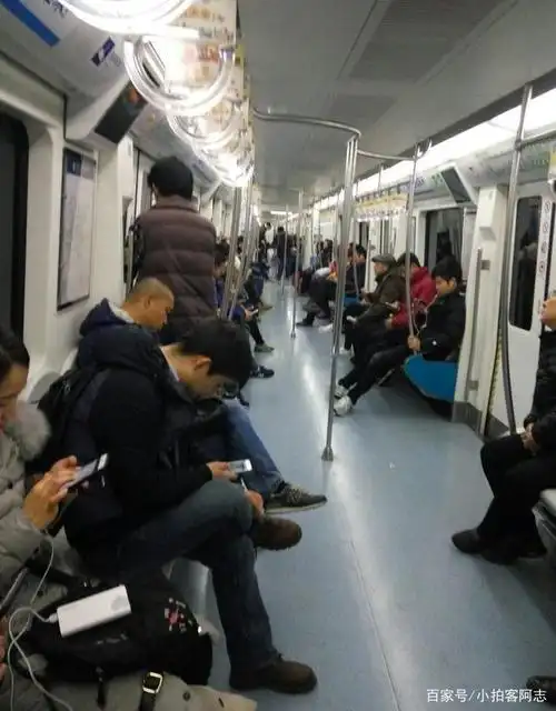 在深圳搭地铁经常听到一句提示语,乘客真正能做到的却"没几个"