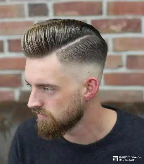 side part又被称为复古侧分发型,即一条一缕梳得"油光可鉴"的偏分发型