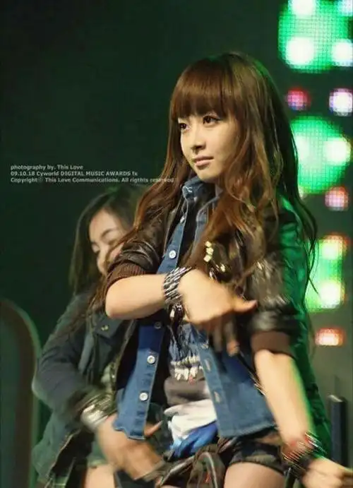 宋茜因美貌登韩国新闻热门被韩网友谩骂,网友回呛管的真宽