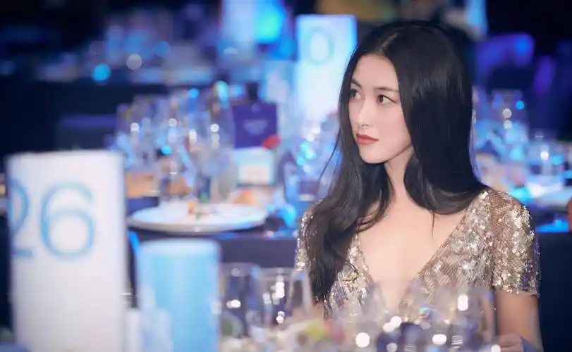 36岁朱珠婚后看艺术展,大家却在留意她肚子,捂肚子又穿低跟鞋_孩子