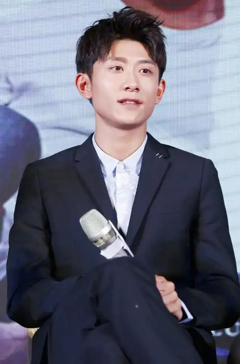 《高能》张一山被兄弟团点赞打趣:看着他戏长大的