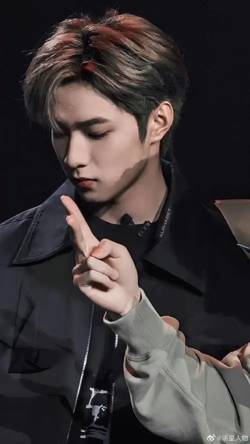 刘耀文黑色外套随拍