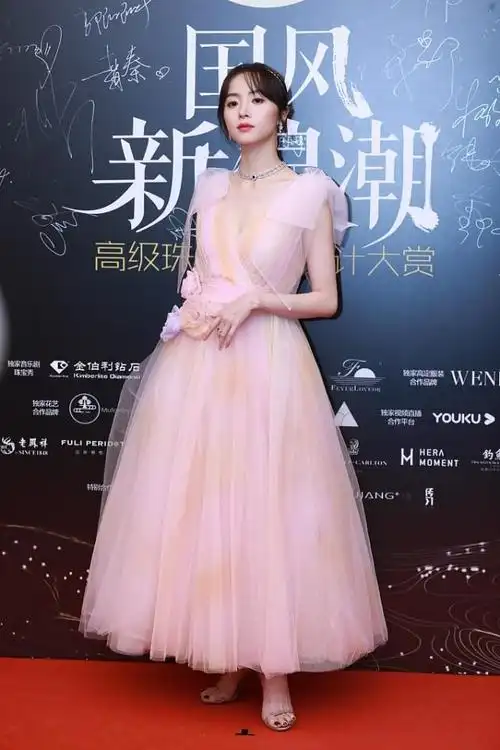 褪去了稚嫩的胡冰卿太美了,一袭白纱裙优雅高贵,黑发红唇好妩媚|长裙|